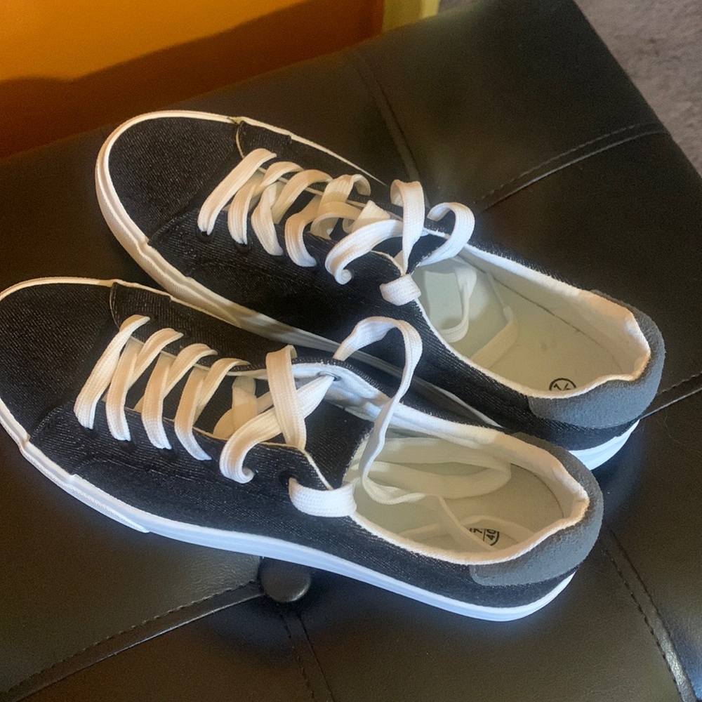 Brand new never worn canvas shoe